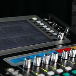 Knappar och pekskärm på Allen-Heath Digitalt mixerbord GLD80