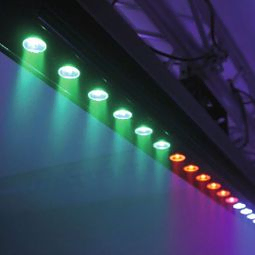 Eurolite LED-bar i rök med färgglada ljusstrålar