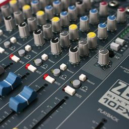 knappar och reglage på analogt mixerbord ZED-60